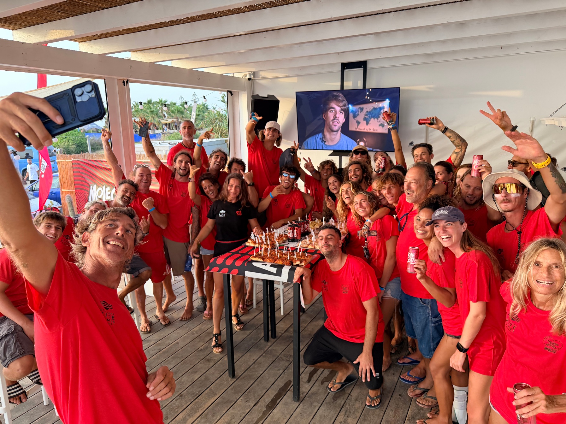 Foto di gruppo staff con maglie rosse — edizione 2026