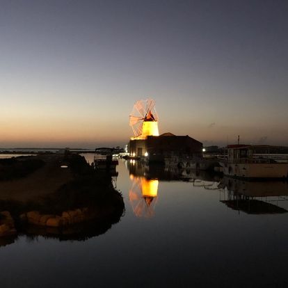 Mulino illuminato di sera sulle saline