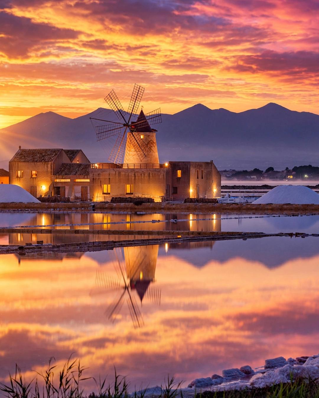 Mulino a vento delle saline dello Stagnone riflesso al tramonto