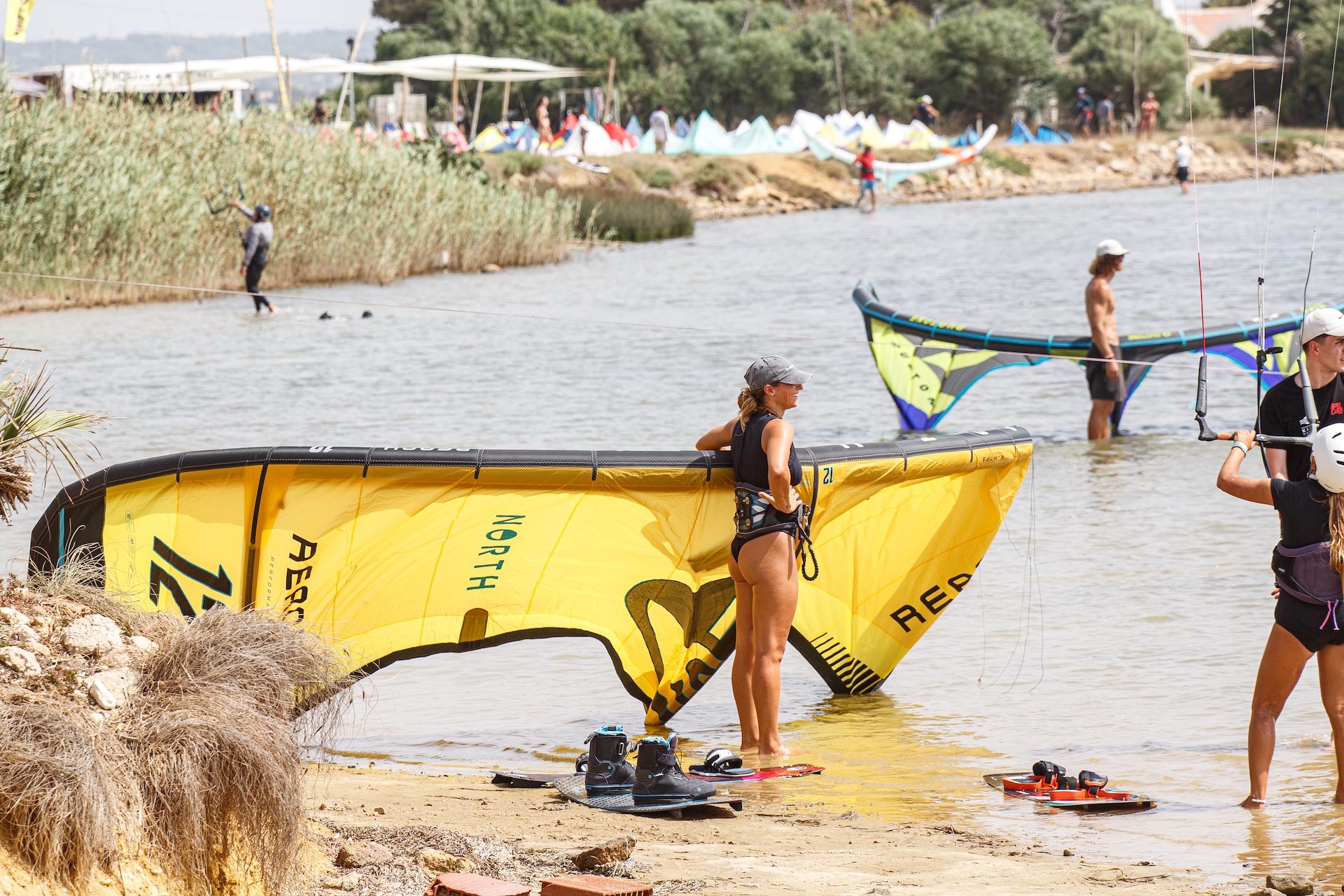Rider con kite North pronta a entrare in acqua — 2026