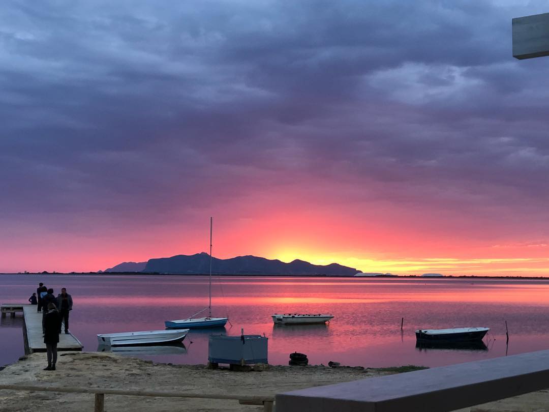 Tramonto viola sulla laguna dello Stagnone