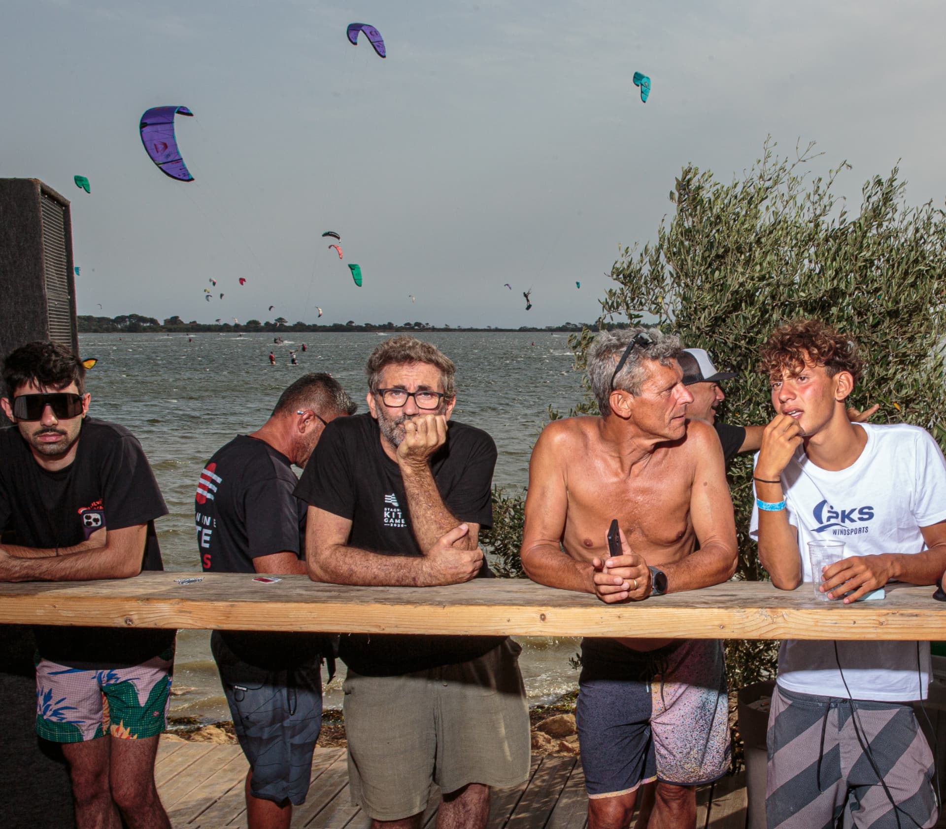 Pubblico al bancone che guarda i kite sulla laguna — edizione 2026