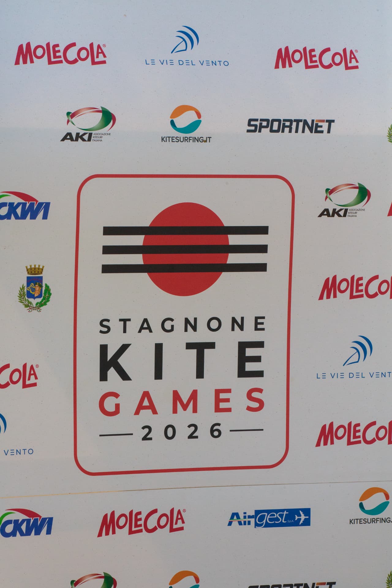 Backdrop ufficiale Stagnone Kite Games 2026 con i loghi partner