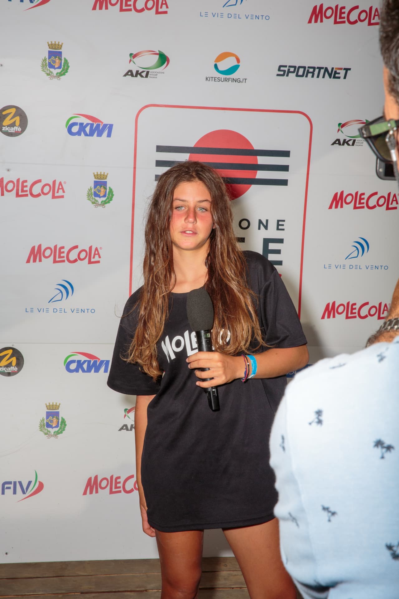 Atleta femminile intervistata al photo wall 2026