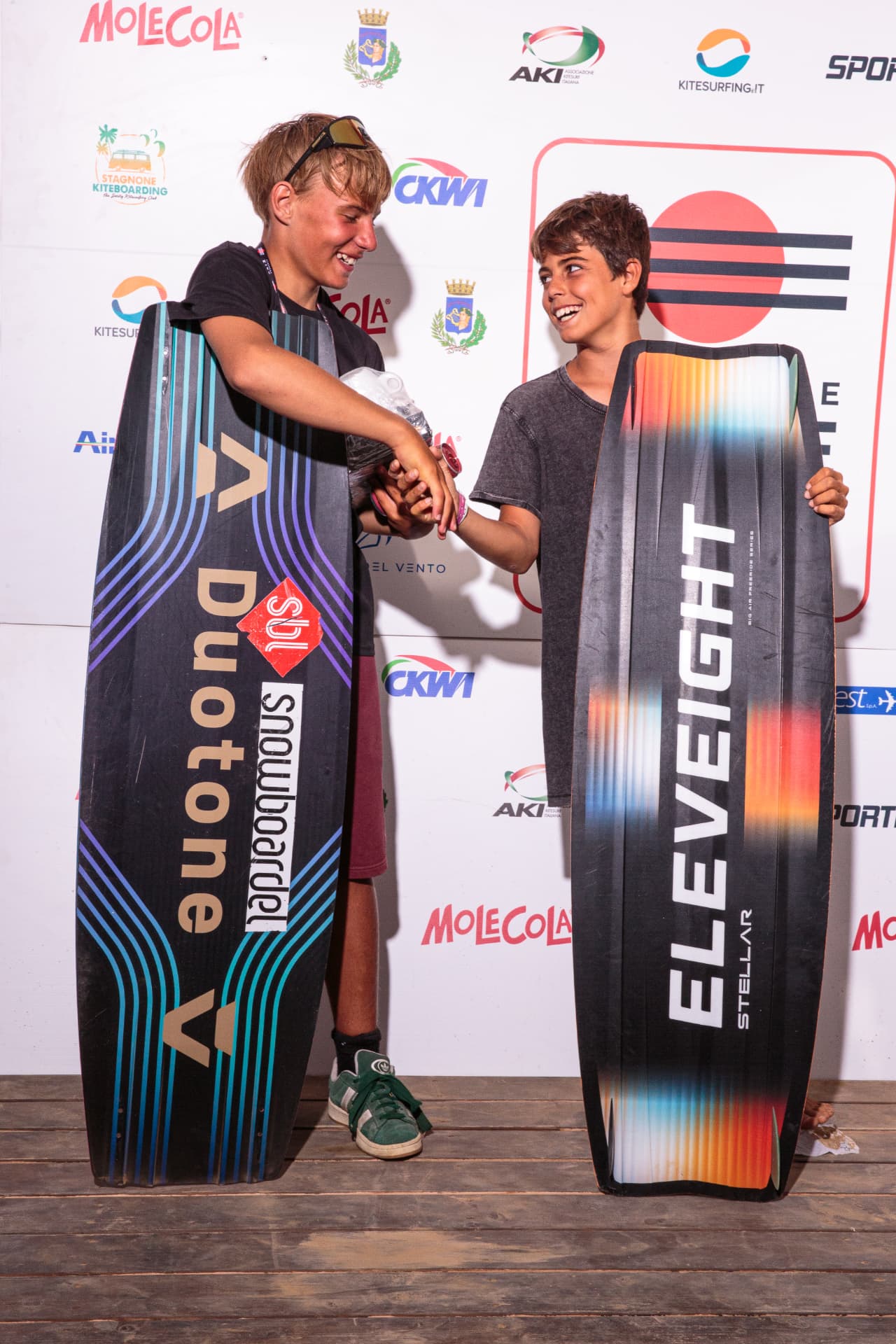 Due giovani atleti con tavole premio Duotone ed Eleveight — 2026