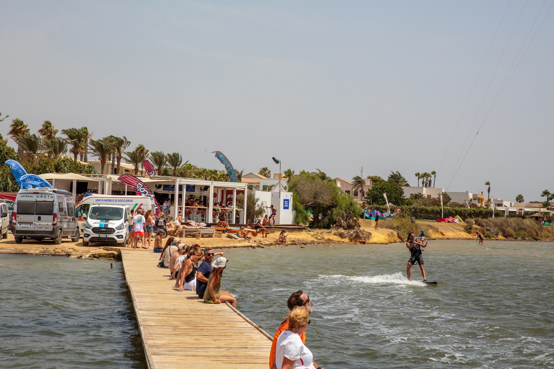 Il pontile e il village visti dalla laguna — edizione 2026