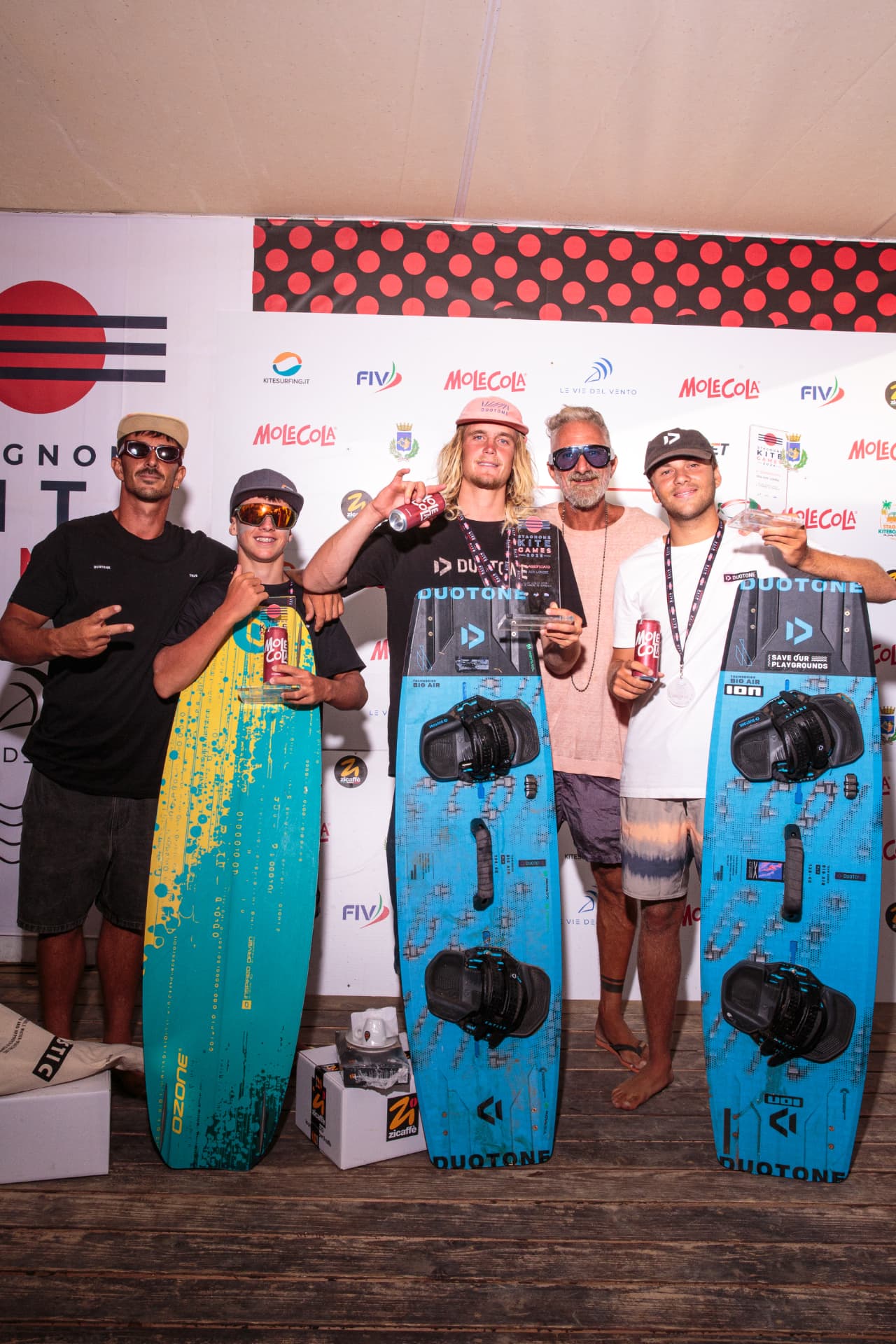 Il podio maschile completo con staff e sponsor — premiazione Stagnone Kite Games 2026