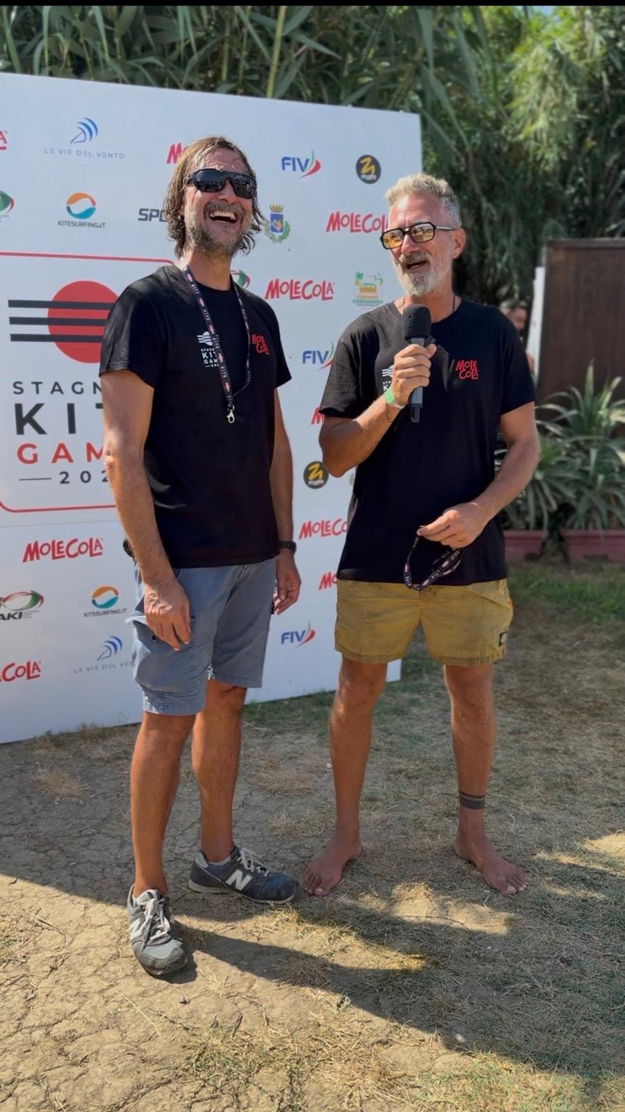 Speaker e organizzatori sorridenti sul palco 2026