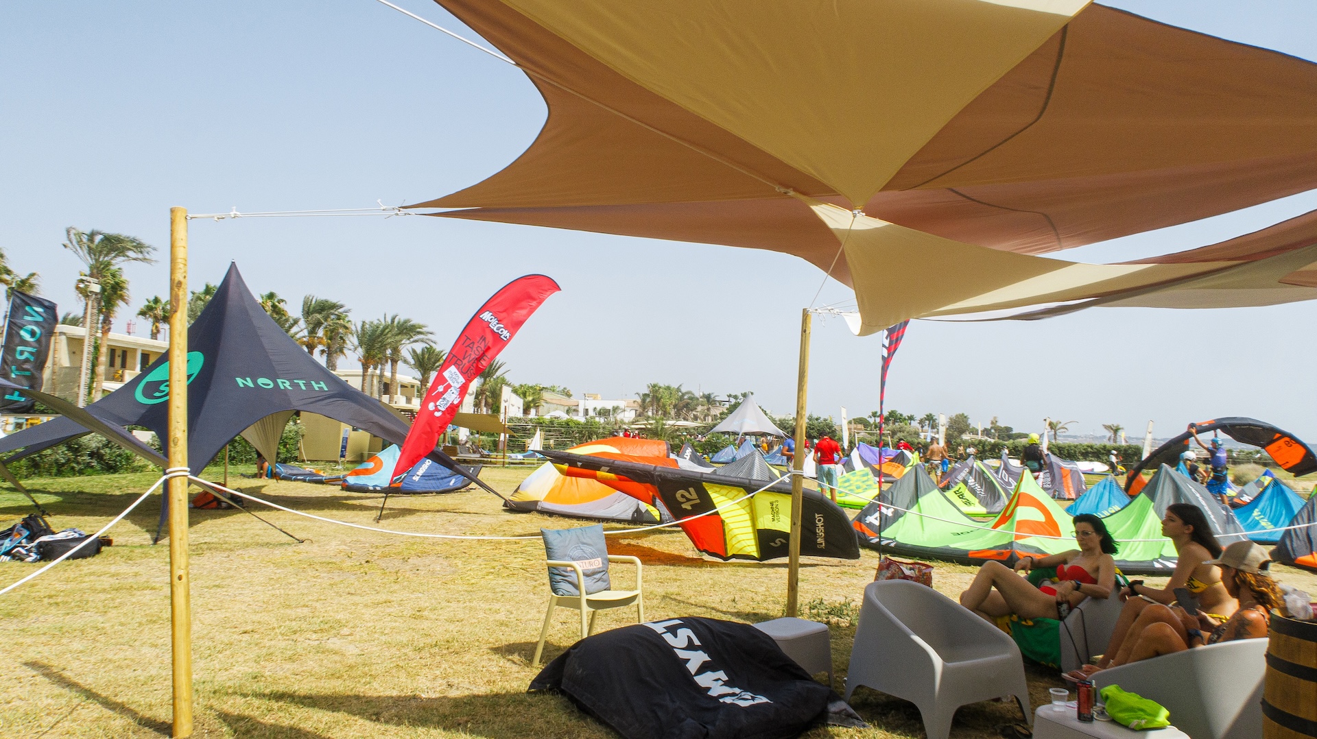 Kite stesi sul prato del village — Stagnone Kite Games 2026