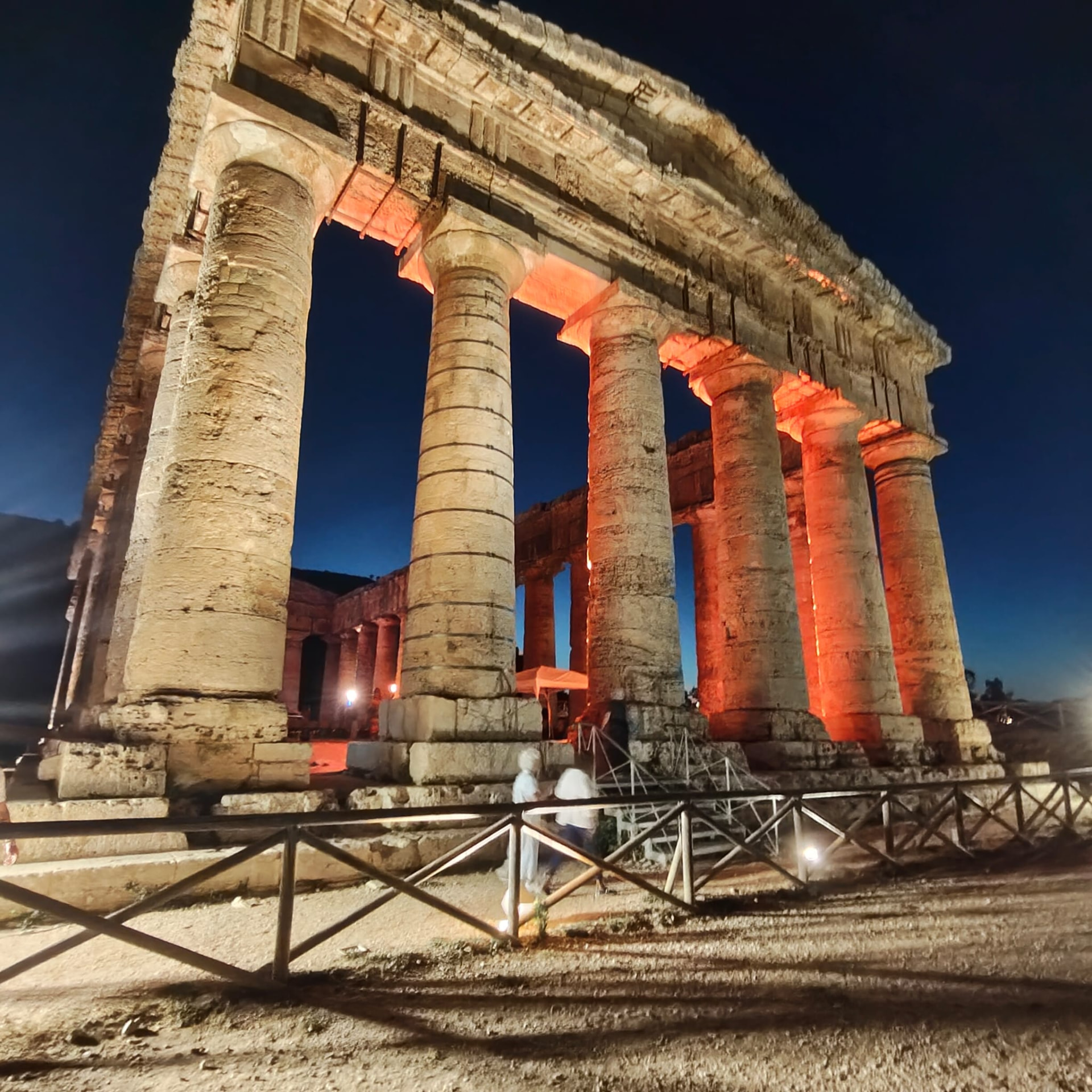 Colonne del Tempio di Segesta illuminate di rosso