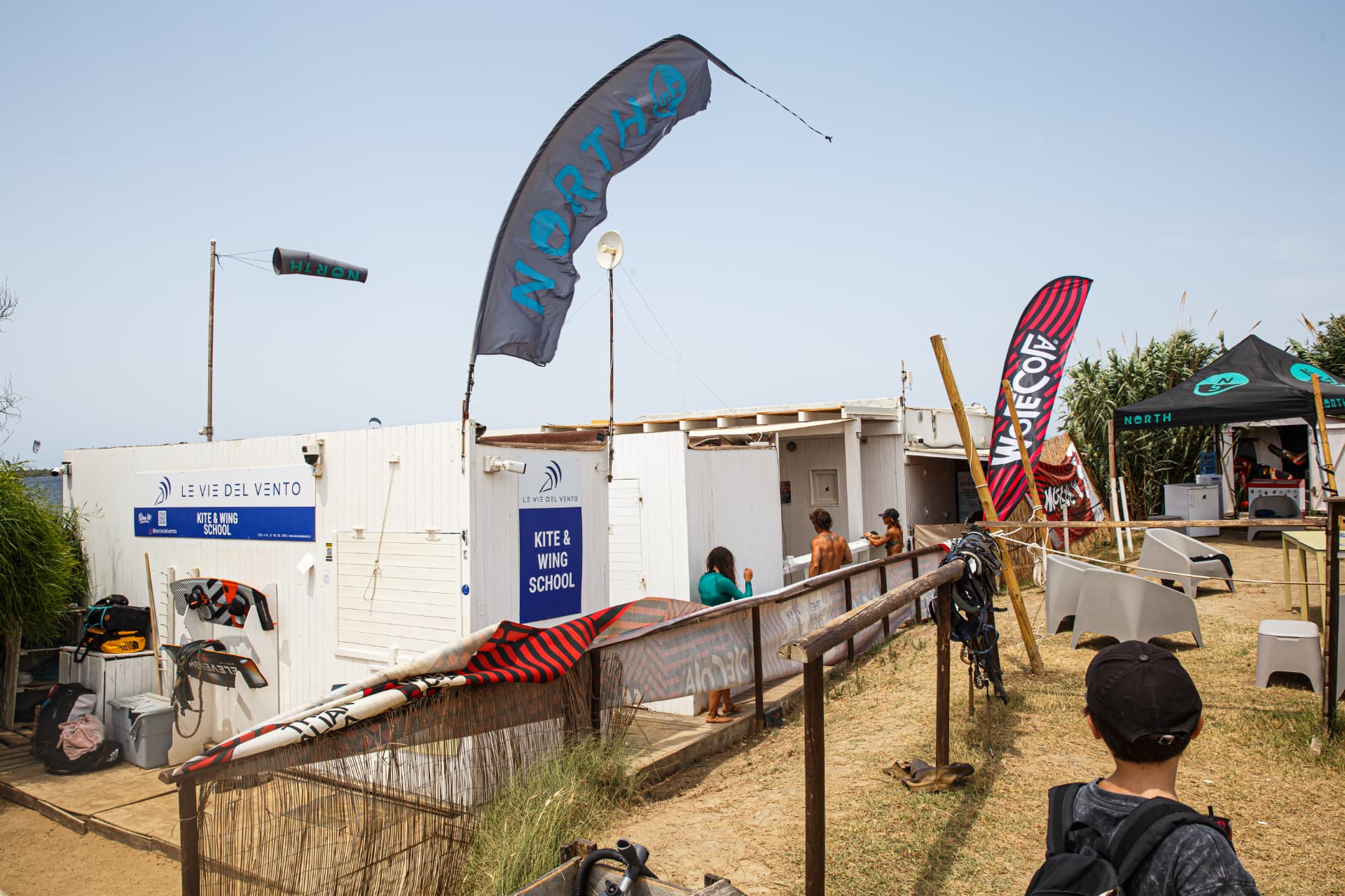 Area beach club con bandiere North e MoleCola — edizione 2026