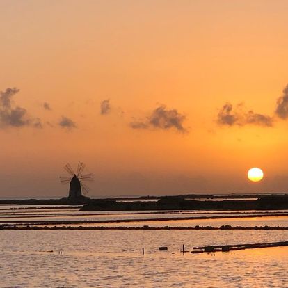 Mulino al tramonto tra le saline