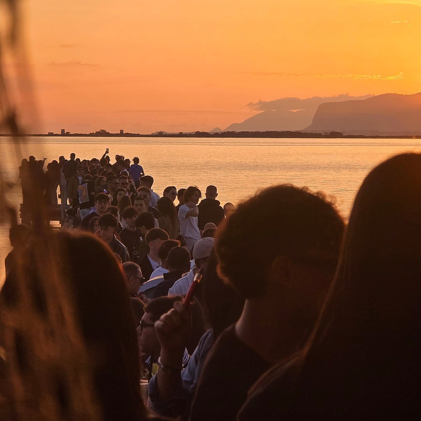 Pontile affollato al tramonto