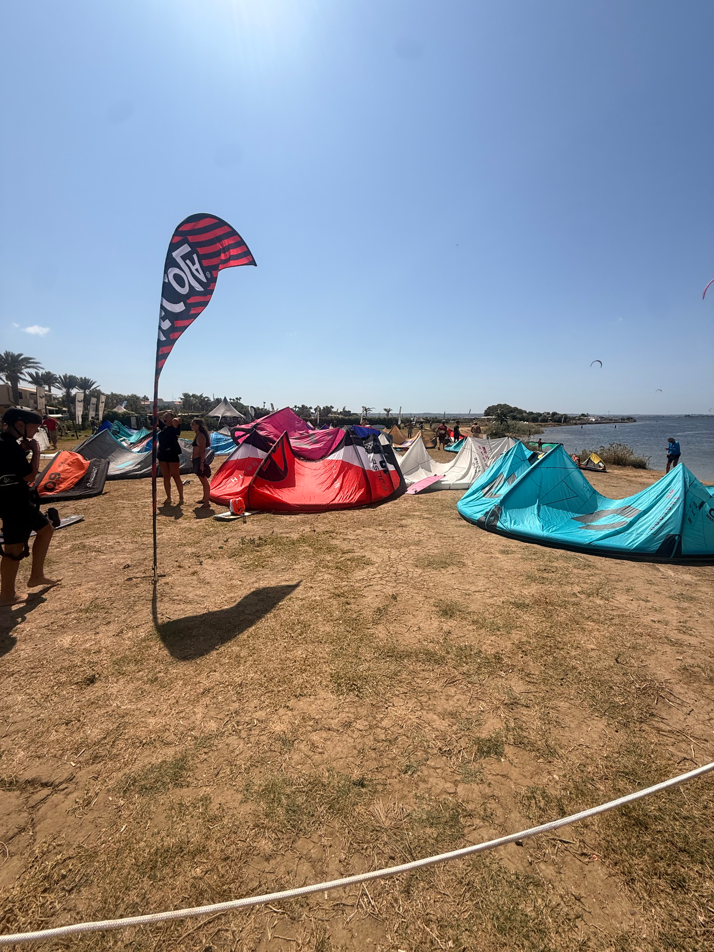 Beach line con kite pronti al lancio — edizione 2026