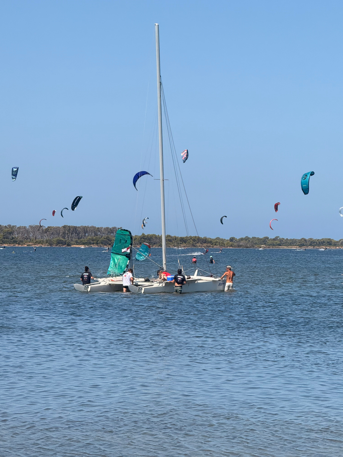 Catamarano dei giudici sullo Stagnone durante la gara 2026