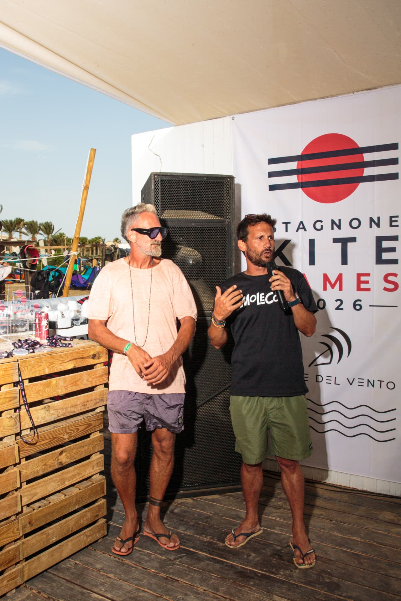 Momento di premiazione davanti al banner ufficiale 2026