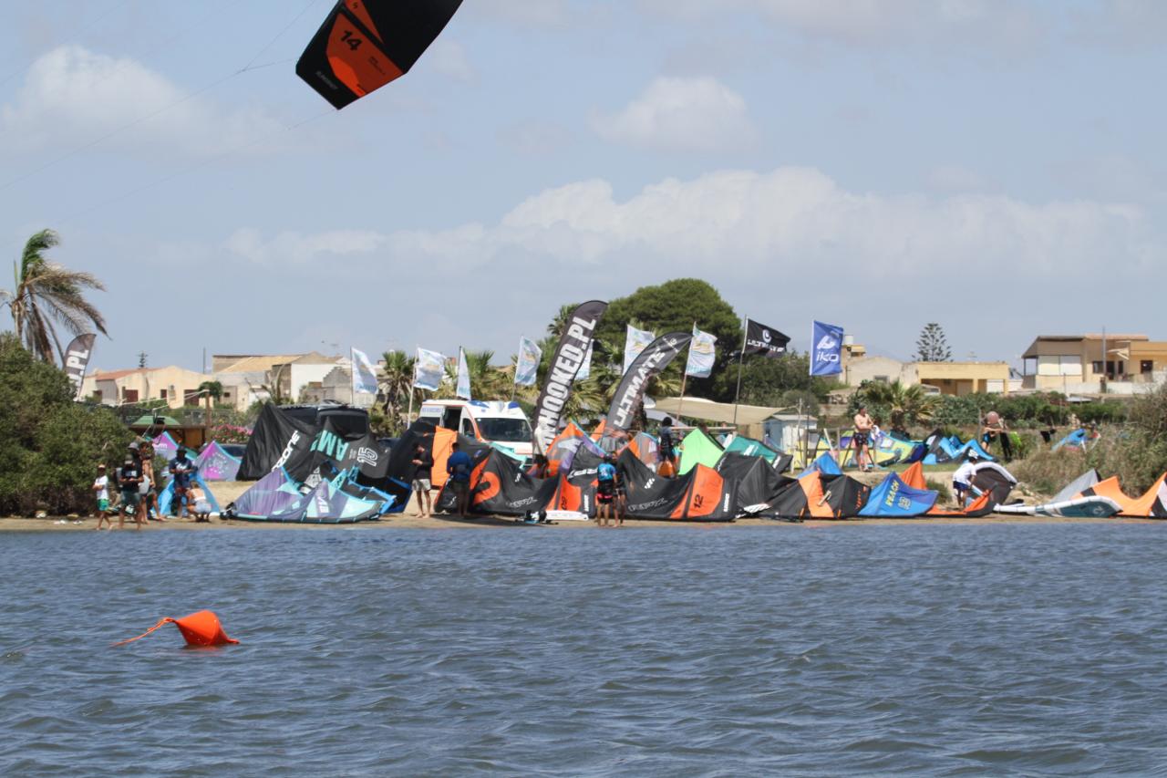 Beach line con kite pronti al lancio