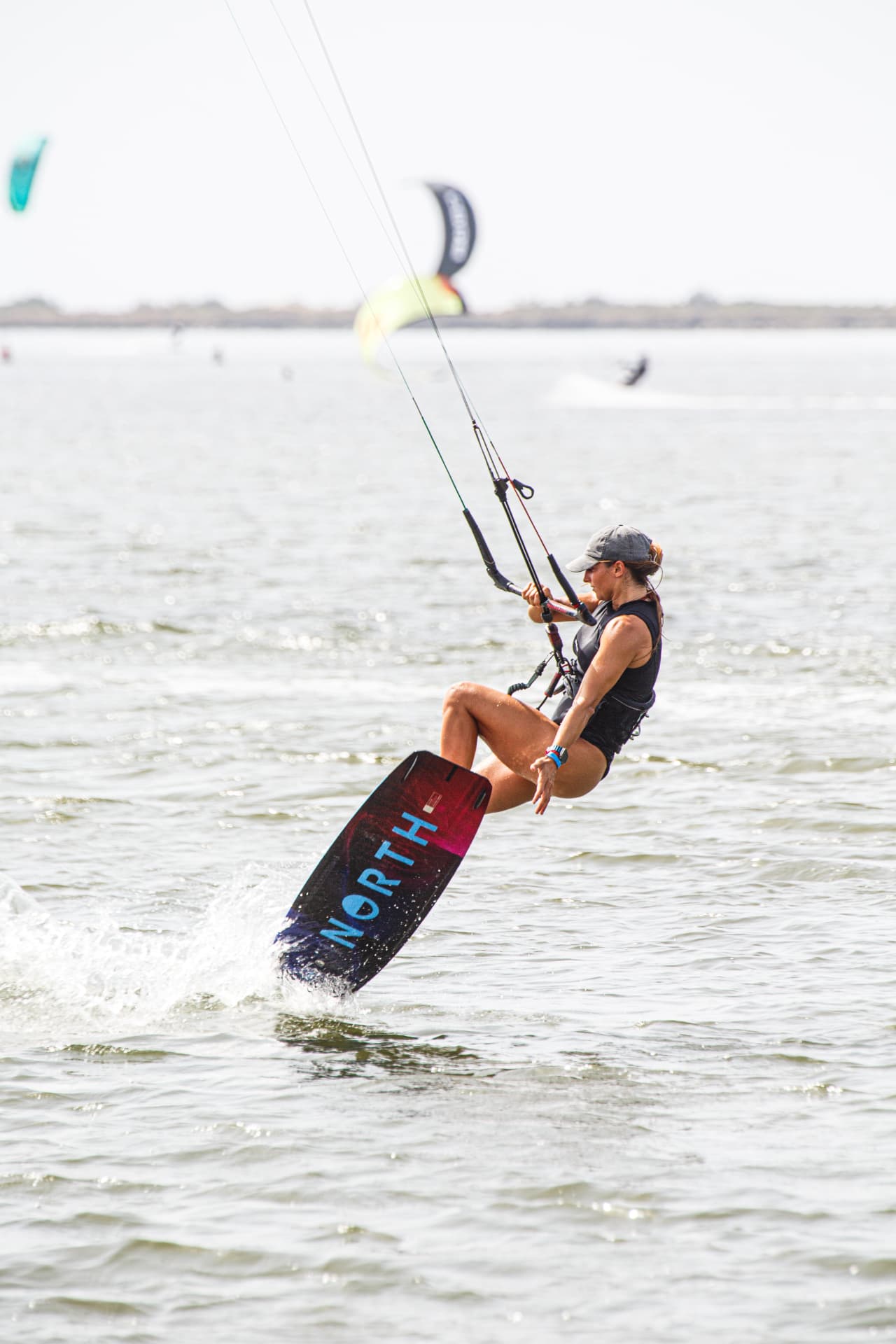 Rider in azione con board North sulla laguna — edizione 2026