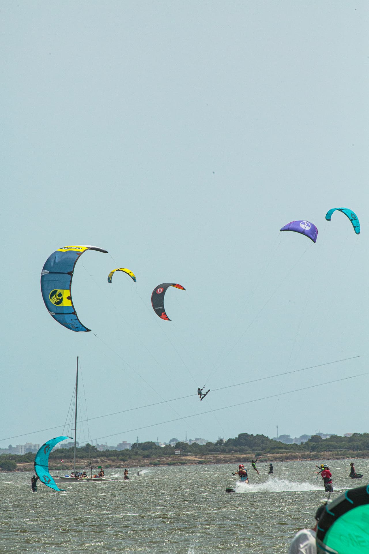 Kite colorati sopra lo Stagnone durante la competizione 2026