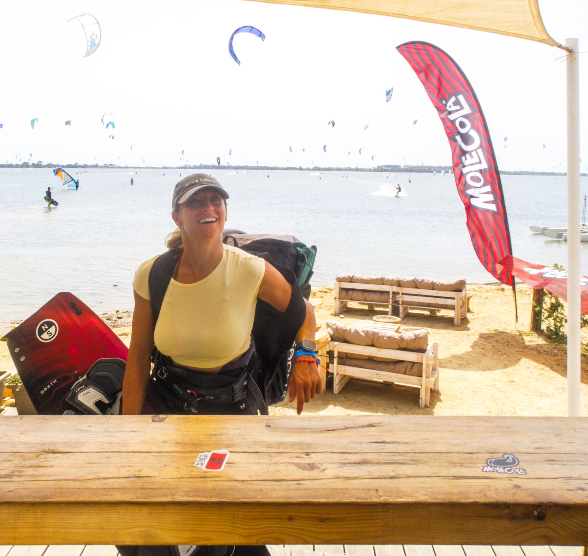 Rider sorridente con attrezzatura al village 2026