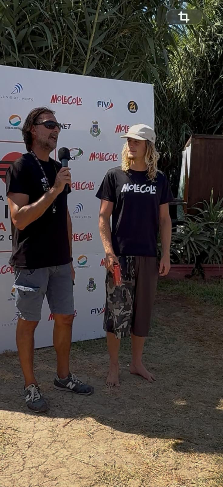 Speaker intervista un atleta sul palco — edizione 2026