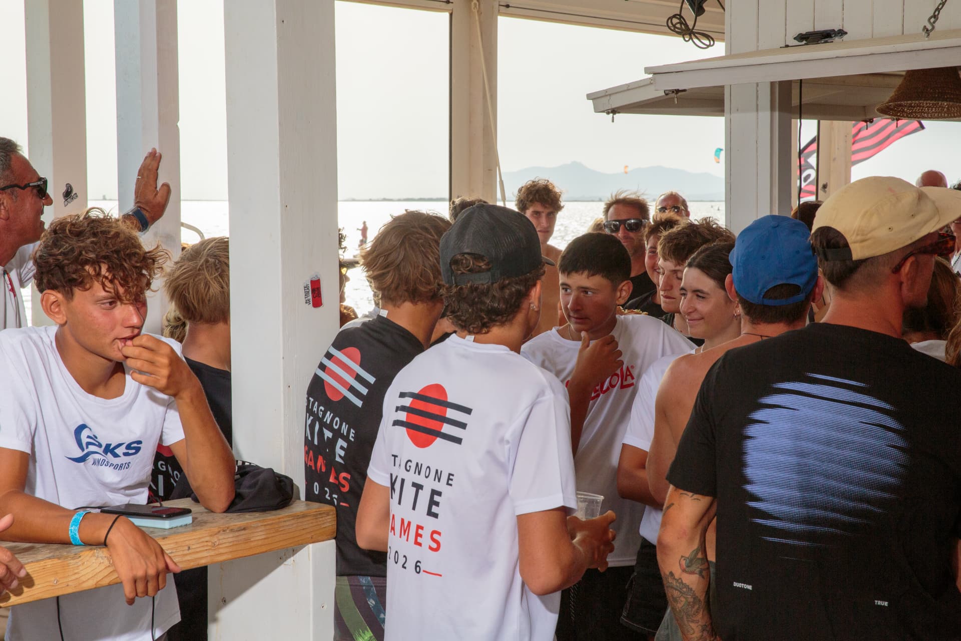 Ragazzi del team al beach bar durante l'evento 2026