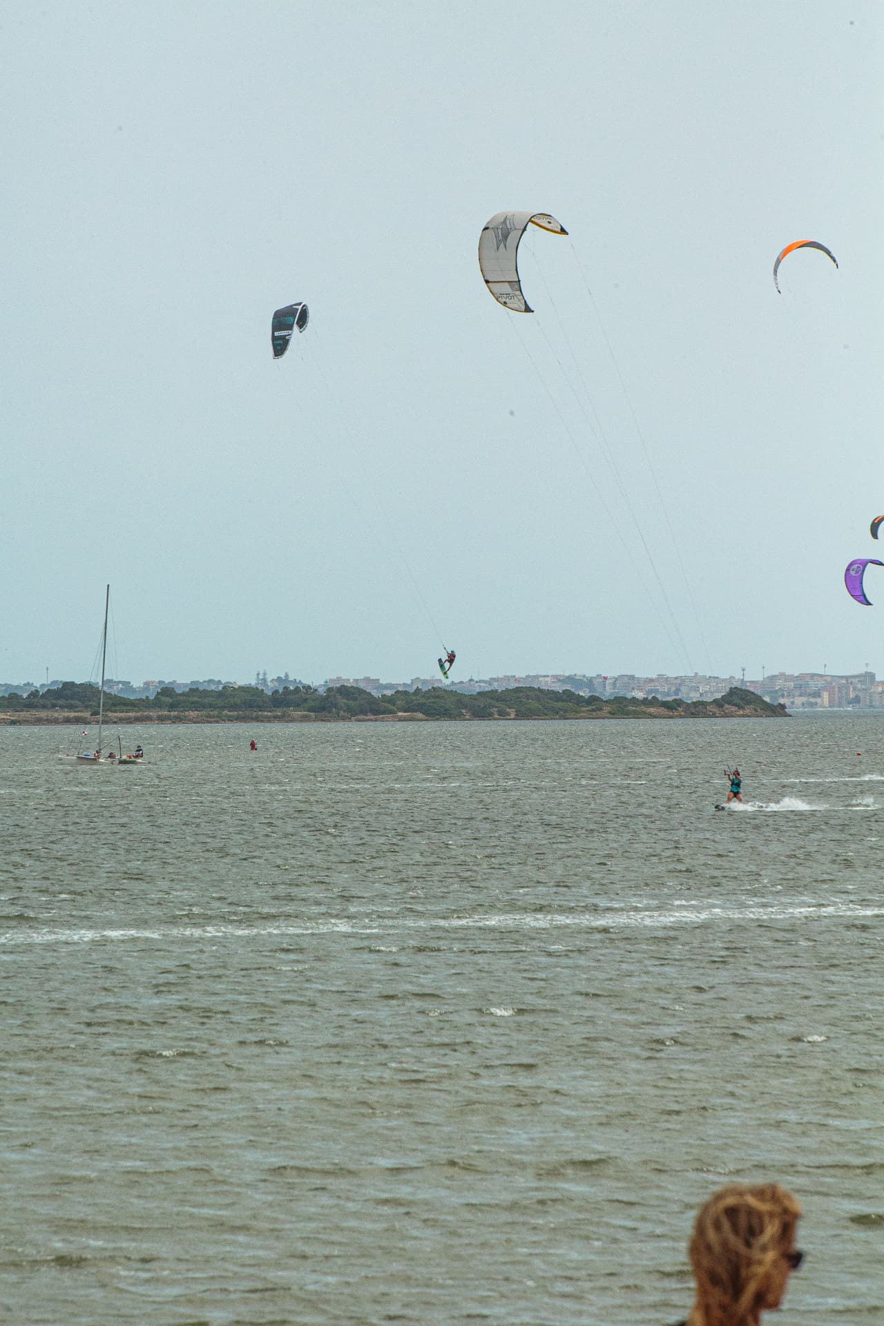 Kite in volo sulla laguna con catamarano — edizione 2026