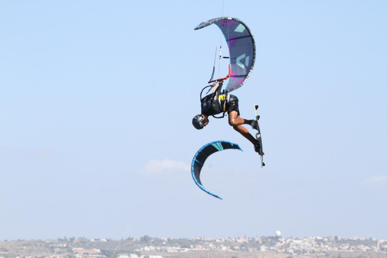 Kiteboarder in salto acrobatico