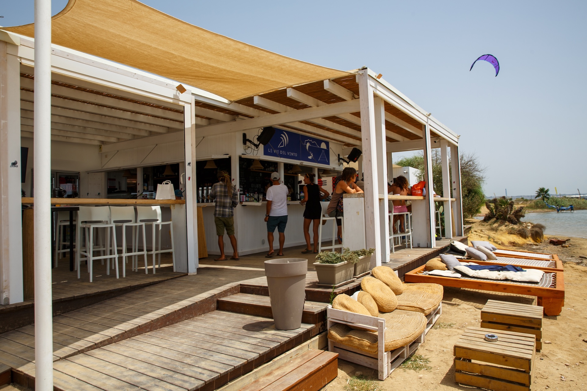 Il bar del village affacciato sulla laguna — edizione 2026