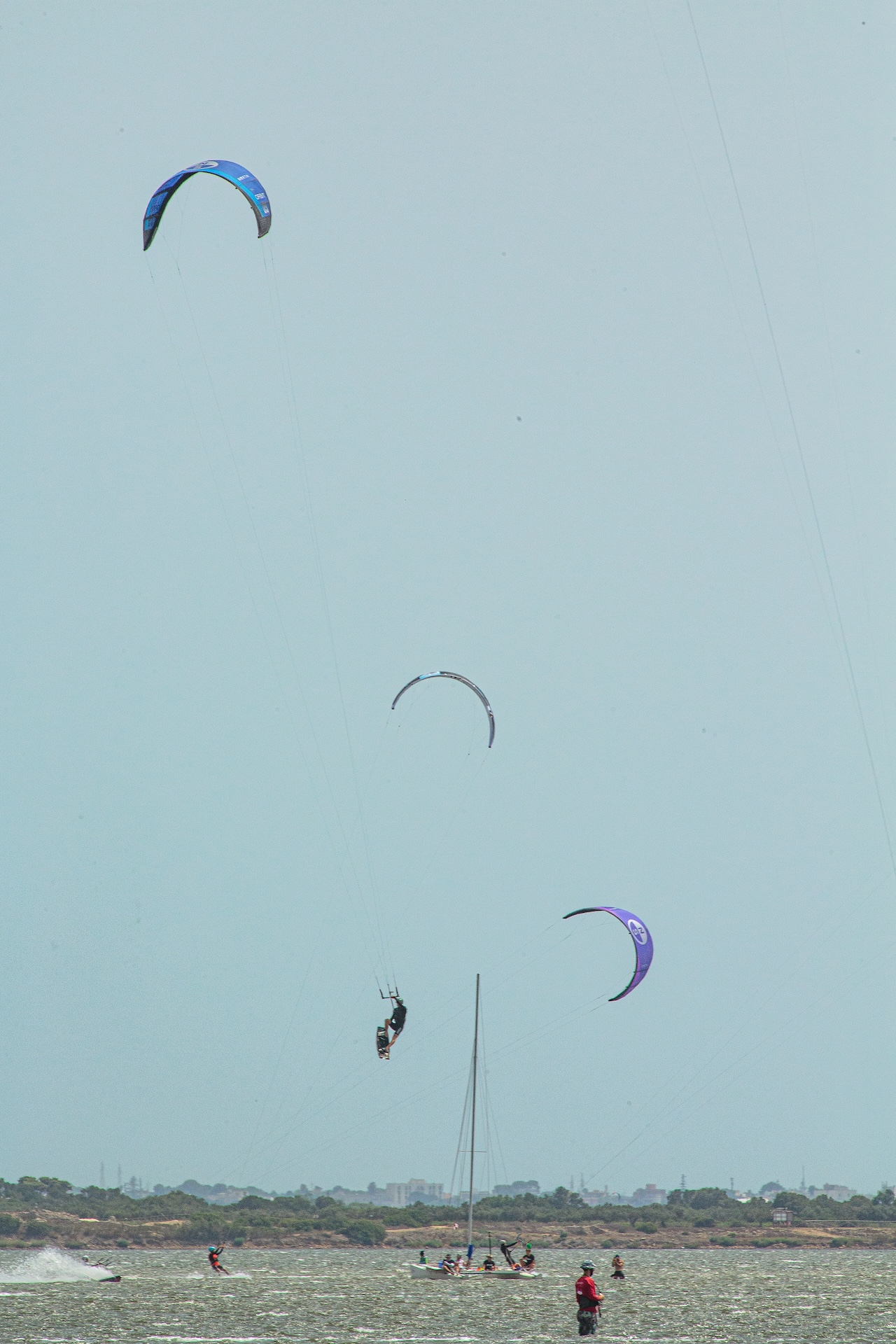 Salto di un rider tra i kite sulla laguna — edizione 2026