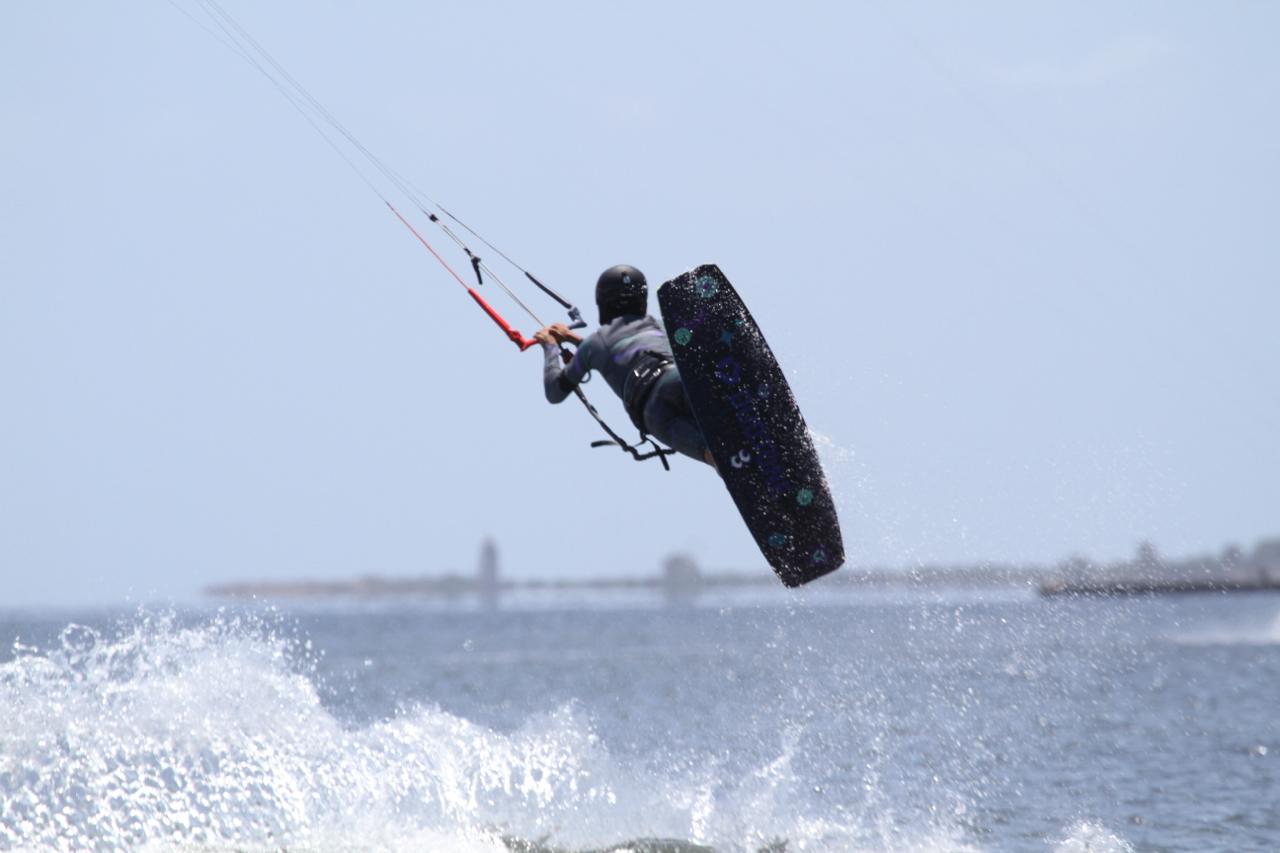 Kitesurfer con tavola in air