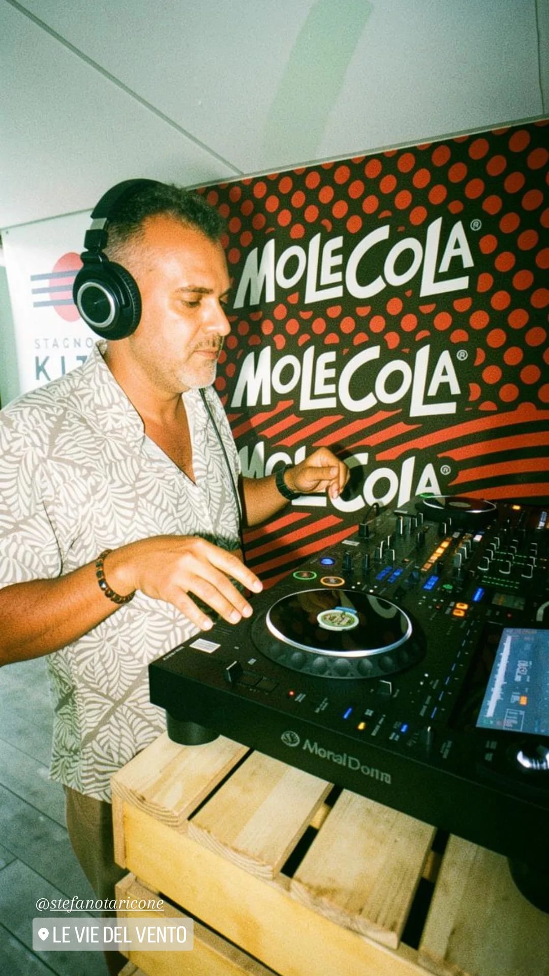 DJ set MoleCola durante lo Stagnone Kite Games 2026
