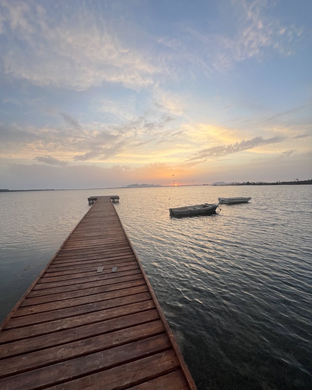 Pontile in legno verso il sole